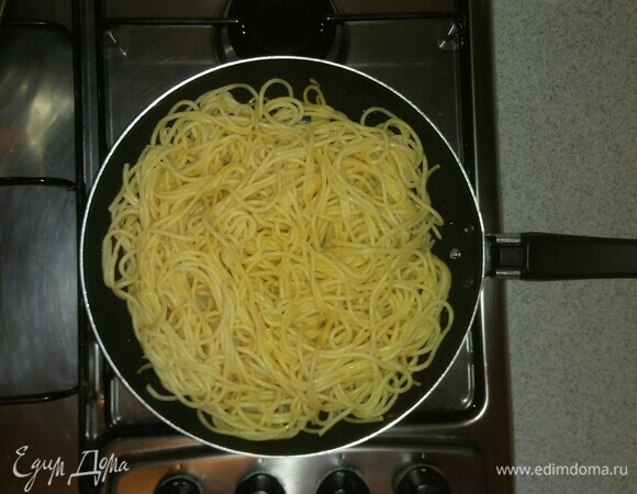 Когда спагетти сварились, нужно переложить их на сковороду, на которой жарили овощи, добавив чуть-чуть масла. Обжариваем спагетти около 5 минут.