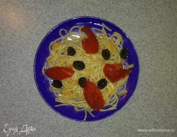Раскладывем спагетти по тарелкам и добавляем к ним обжаренные овощи. Приятного аппетита!