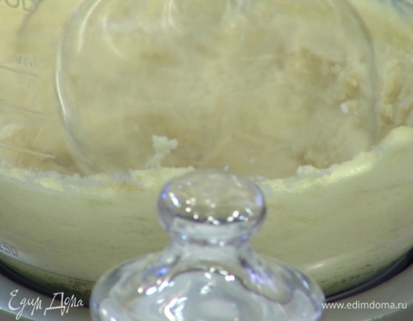 Приготовить тесто: предварительно размягченное сливочное масло и сахар поместить в чашу комбайна и взбить, затем, продолжая взбивать, по одной ложке всыпать муку, по одному ввести яйца, добавить разрыхлитель, мак, половину лимонного сока, всю цедру, ванильный экстракт и вымешать до однородной консистенции.