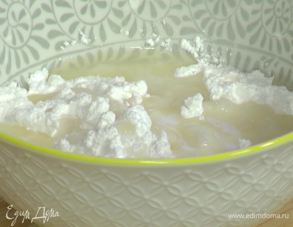 Приготовить глазурь: оставшийся лимонный сок и сахарную пудру перемешать в однородную тягучую массу.