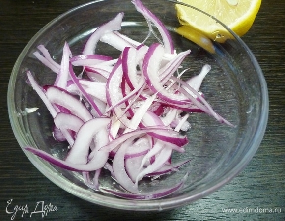 Лук нарезать тонкими перьями. Полить соком лимона, посолить и перемешать.