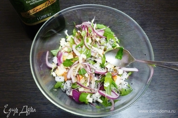 Нарезать зелень петрушки и руколы и добавить в салат, посолить, поперчить. На сухой сковороде подсушить кедровые орехи и посыпать салат.
