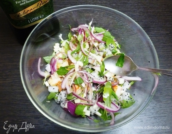 Нарезать зелень петрушки и руколы и добавить в салат, посолить, поперчить. На сухой сковороде подсушить кедровые орехи и посыпать салат.