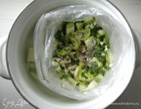 Кабачки, чеснок, укроп, перец сложить в полиэтиленовый пакет. Добавить соль, сахар, перец, уксус. Потрясти пакет с содержимым в руках, чтобы все ингредиенты хорошо перемешались. Оставить для маринования на один час при комнатной температуре. За это время нужно несколько раз встряхивать пакет, чтобы кабачки равномерно просолились.