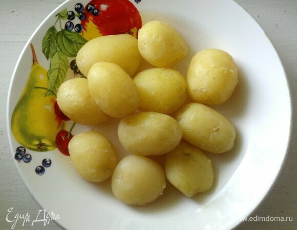 Пока маринуются кабачки, молодой картофель очистить, помыть и отварить до готовности. Картофель остудить. Я люблю молодой картофель небольшого размера.