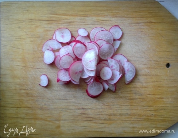 Редис вымыть, обсушить, нарезать тонкими кружками. Если крупный, то можно нарезать полукружками.