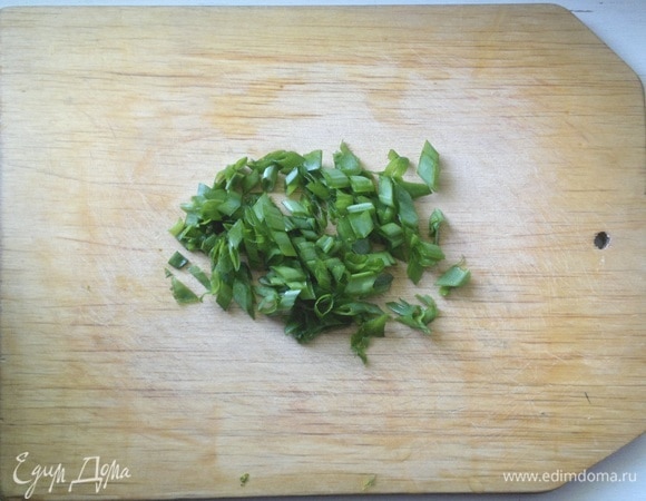 Зеленый лук помыть, обсушить, мелко нарезать.