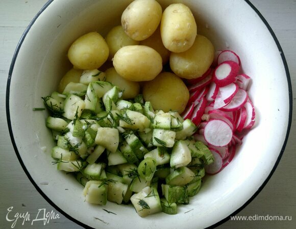 В пакете с кабачками сделать зубочисткой дырочку и выпустить образовавшийся сок. В миске соединить картофель, редис, малосольные кабачки.