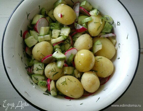 Полить продукты подсолнечным маслом, немного посолить, перемешать.