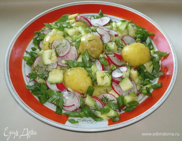 Переложить салат в тарелку для подачи. Посыпать зеленым луком.