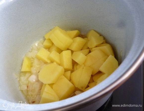 Картофель нарезать небольшими кубиками и отправить к луку. Обжаривать все вместе до легкого румянца.