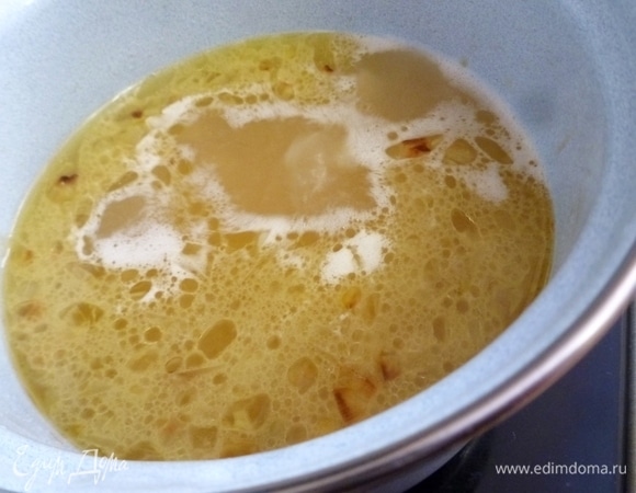 Влить воду с учетом того, что будет добавляться брокколи, и варить до мягкости картофеля.