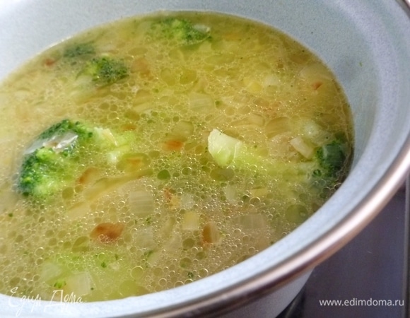 Положить в суп брокколи, довести до кипения и варить минут 7–10 до мягкости. Посолить, добавить перец, влить сок лимона по вкусу. Можно добавить щепотку сахара. Пока варится суп, слайсы бекона поджарить до хруста на сухой сковороде. Выложить на салфетку.