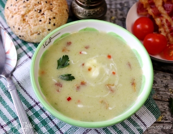Пробить суп погружным блендером до состояния пюре. Обжаренный бекон поломать на кусочки. При подаче добавить в каждую тарелку опционально кусочки бекона, йогурт и зелень петрушки.