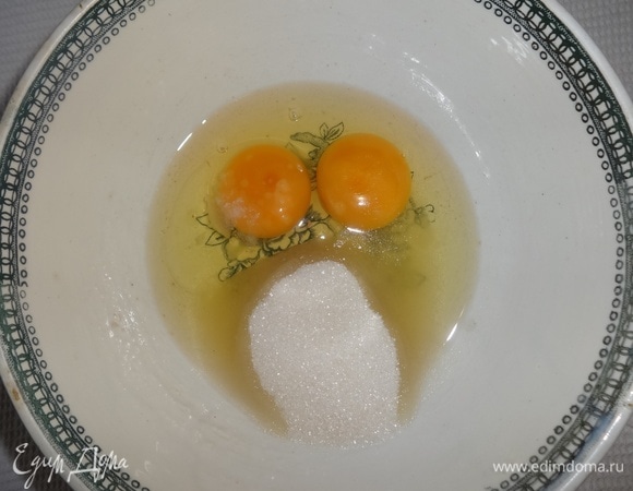 Яйца взбить с сахаром, солью, ванилином. Влить кефир, перемешать. Объем стакана — 250 мл.