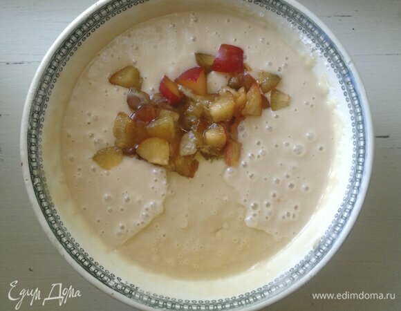 В тесто выложить сливы, влить растительное масло, перемешать.