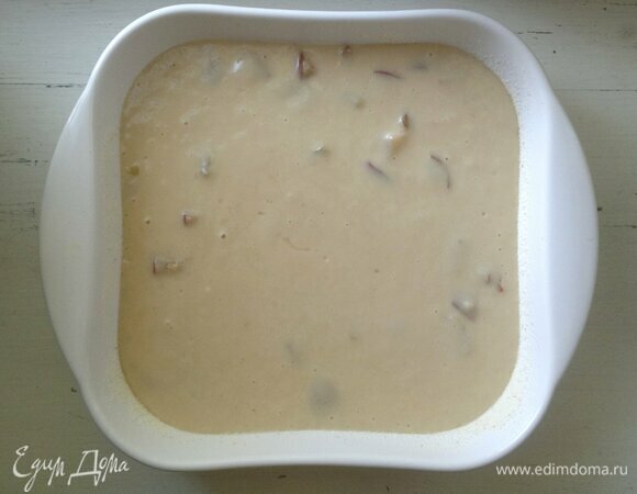 Форму для выпечки смазать растительным маслом. Выложить тесто в форму.