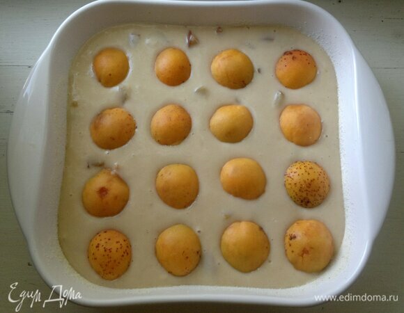 На тесто выложить половинки абрикосов срезом вниз. Поставить форму с тестом в духовку, предварительно разогретую до 180°C, на 35–40 мин. Ориентируйтесь при выпечке на свою духовку. Готовность шарлотки проверить деревянной палочкой. Если она выходит сухой из середины пирога, то пирог готов.