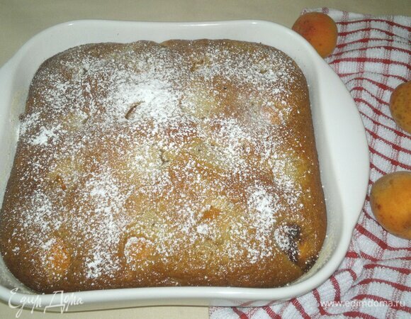 Можно переложить шарлотку на блюдо. Если у вас керамическая (как у меня) или стеклянная форма, можно оставить пирог в форме. Посыпать шарлотку сахарной пудрой и подать к столу.