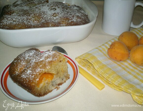 Разрезать шарлотку на порции. Подать с любимым напитком. Угощайтесь! Приятного аппетита!