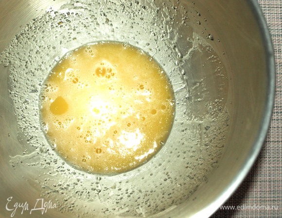 Духовку разогреть до 180°С. Все продукты должны быть комнатной температуры. В миску кладем сахар, яйца, растительное масло, ванильный сахар и соль.