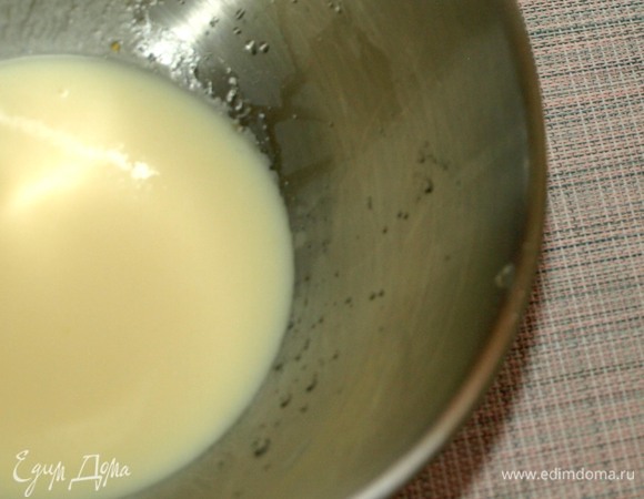 Перемешиваем все венчиком до полного растворения сахара. Добавляем кефир и перемешиваем до однородного состояния.