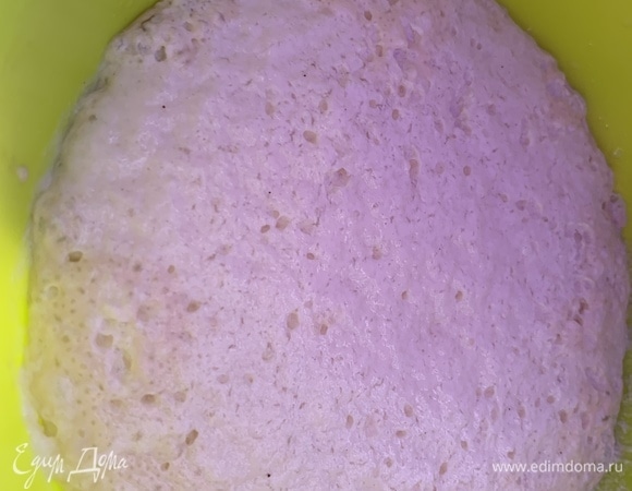 Разводим дрожжи с сахаром в теплом молоке, накрываем полотенцем и оставляем в теплом месте на 15 мин., ждем «шапочку».