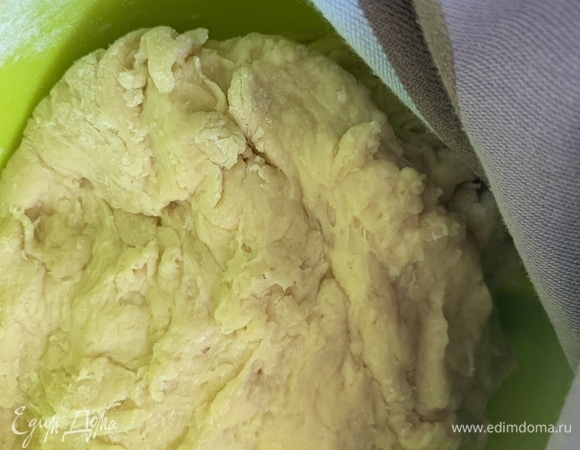 Слегка взбиваем яйцо и желток от второго яйца, добавляем сметану, растопленное масло и соединяем с дрожжевой массой. Постепенно добавляем просеянную муку, тесто не должно липнуть к рукам. Возможно, придется добавить муки. Я не добавляла, а готовое тесто посыпала мукой и обмяла. Оставляем в теплом месте на 1–1 час 20 минут.