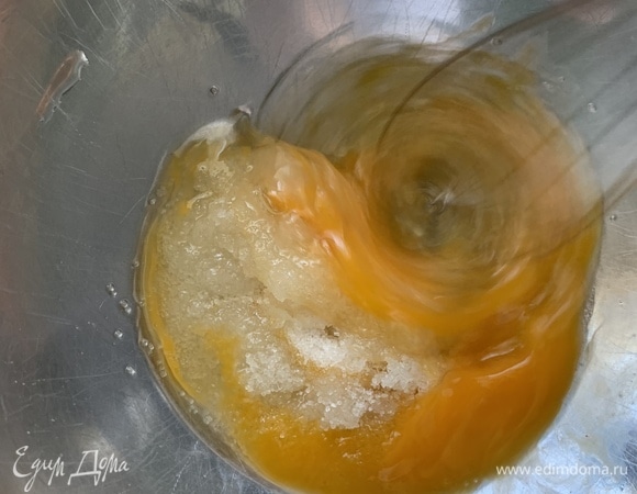 Для крема молоко доводим почти до кипения, взбиваем яйцо с сахаром, по желанию добавляем ванилин.