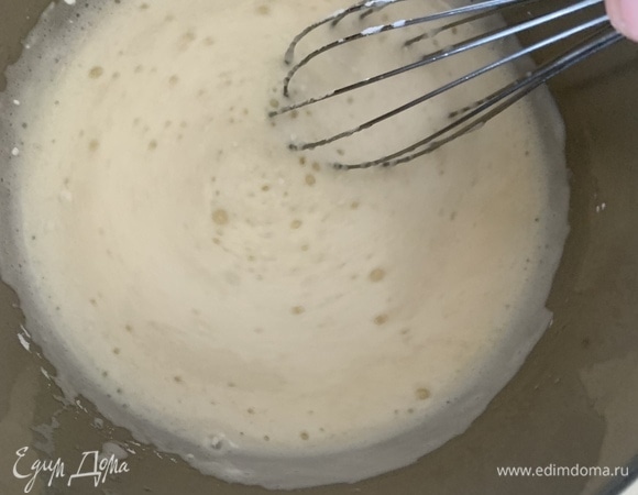 Соединяем молоко с яичной смесью, ставим на плиту, постоянно помешивая. Добавляем крахмал. Помешиваем и ждем загустения. Остужаем крем.