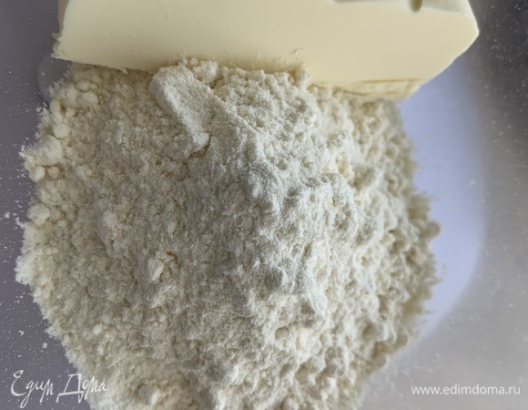 Для штрейзеля соединяем ингредиенты и растираем в крошку.