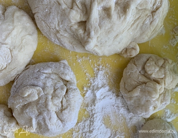 Готовое тесто обмять и разделить на части. Я сделала 10.