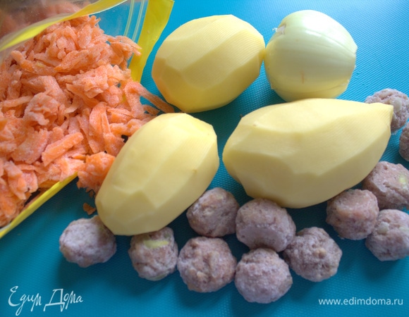 Для супа автор рекомендует куриный бульон, у меня индюшачьи фрикадельки (остатки фарша от начинки для пельменей я скатала в шарики и заморозила).