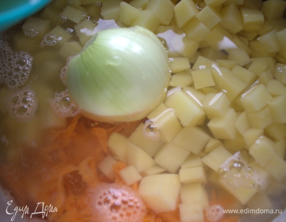 Поставить на огонь вариться картофель кубиком (425 г), морковь (заранее много замораживаем, сплющиваем в пакеты — очень удобно) и луковицу, которую потом выбросить.