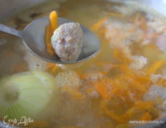 После закипания добавить фрикадельки.