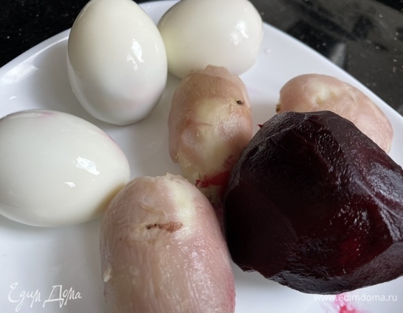 Яйца сварите вкрутую. Свеклу и картофель хорошо помойте щеткой и приготовьте в микроволновке на максимальной мощности, приблизительно 7 минут. (Картофель можно сварить, а свеклу запечь в фольге, но я не вижу смысла запекать одну штуку.) Полностью остудите и очистите.