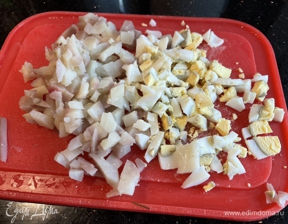 Картофель и яйца нарежьте небольшими кубиками.