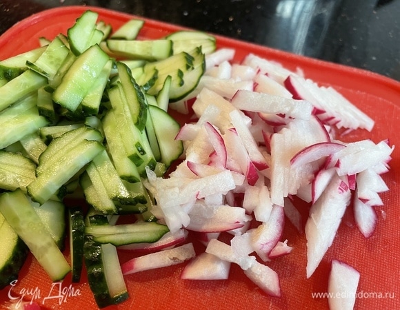 Редис и огурцы нарежьте тонкой соломкой.