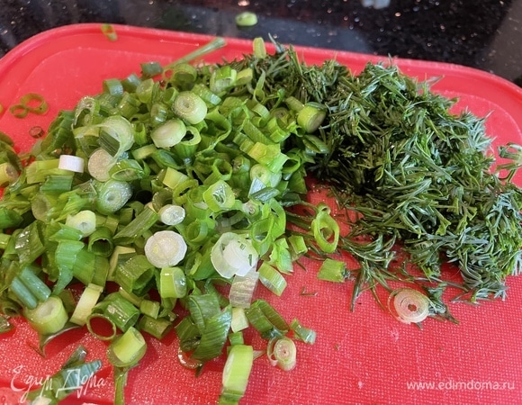 Зелень мелко порубите.