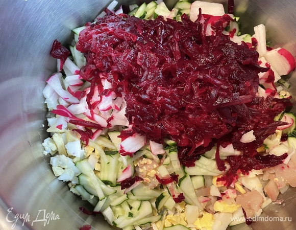 Свеклу натрите на крупной терке. Смешайте в кастрюле с остальными ингредиентами.