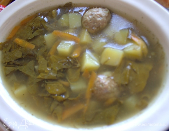 Налить щи в тарелку.