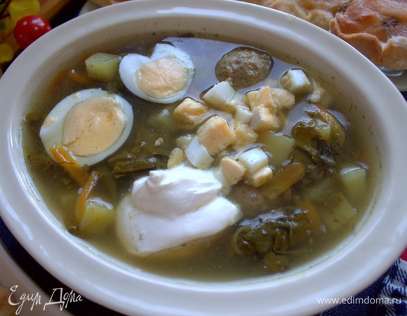 Покрошить каждому яйцо и добавить сметану.