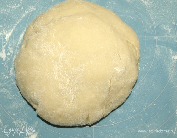 Муку просеять, смешать с разрыхлителем. Постепенно всыпаем муку в жидкие ингредиенты. Замешиваем мягкое тесто.