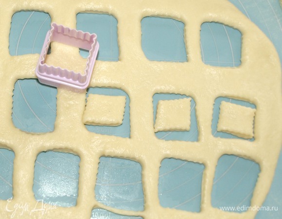 Тесто раскатать и вырезать формочками печенье. Формочки желательно взять небольшие. У меня размер формочки 3х3.
