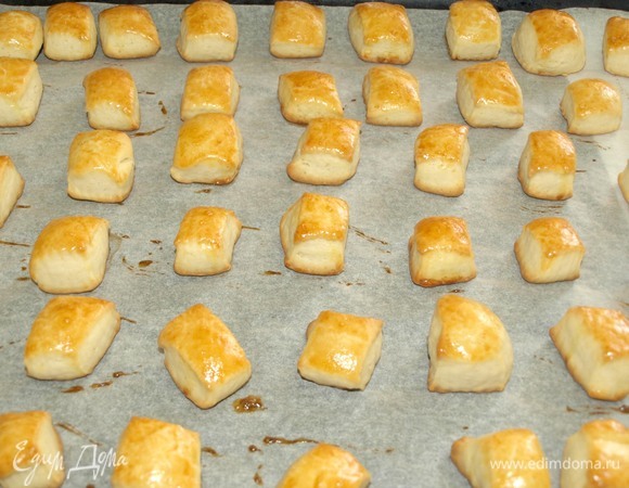 Отправляем противень в заранее разогретую до 180°С духовку на 15–20 минут (зависит от размера печенья и возможностей вашей духовки) или выпекать до золотистого цвета.