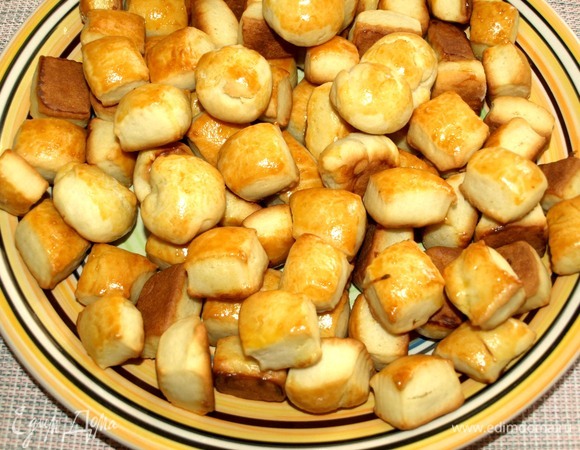 Достаем готовое печенье и сразу перекладываем с противня.