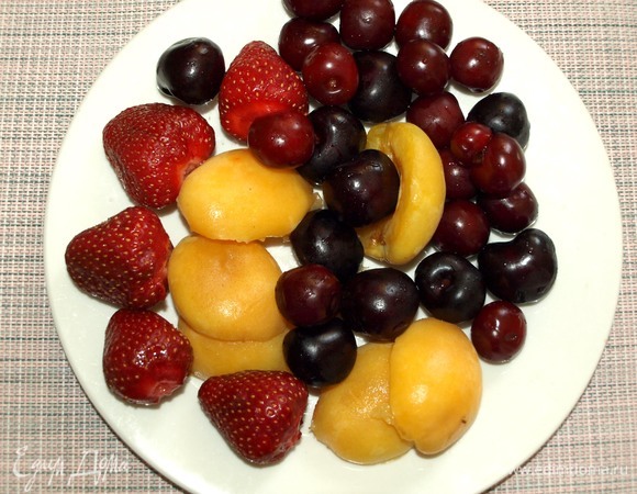 Черешню, вишню, клубнику промыть, удалить хвостики. Из абрикосов удалить косточки.