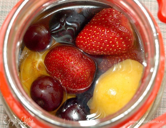 Добавляем в емкость ягоды. Добавляе вино. Закрываем крышкой и отправляем в холодильник на пару часов.