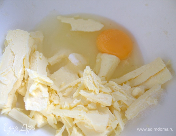 Для теста для ватрушек порубить масло с сахаром, яйцом и солью.