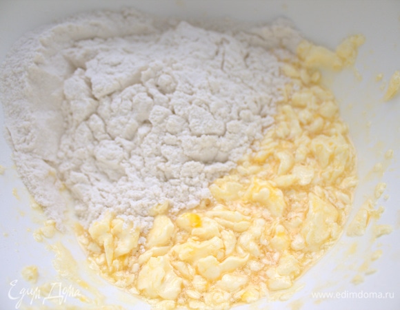 Смешать с мукой (200–220 г).